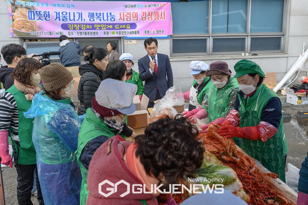 양천구 새마을부녀회 ‘소외계층 김장행사’ 현장을 찾은 이기재 양천구청장 [사진제공=양천구청]