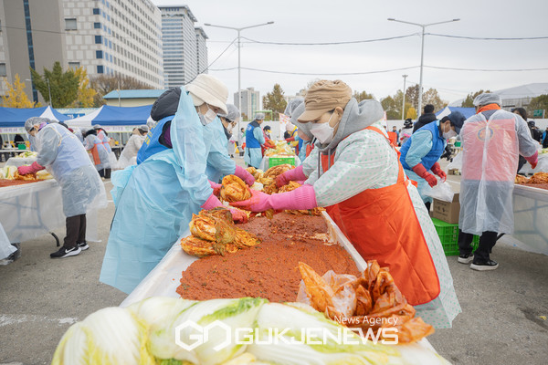 양천구 시설관리공단 ‘행복나눔 사랑의 김장김치 담그기’ 현장 [사진제공=양천구청]