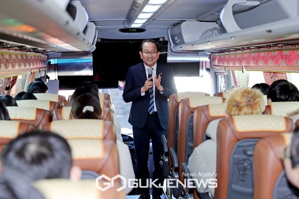 제주시가 청년들의 취업 역량 발전을 도모하기 위해 직접 청년들이 기업을 탐방하는 자리를 마련하고 도내 청년 33명과 제주개발공사, ㈜카카오, 농업회사법인 ㈜아침미소 3개사를 방문했다.[사진=제주시청]