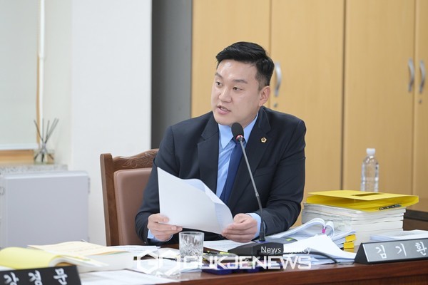 제주도의회 김기환 의원은 환경보전분담금 도입과 관련 올해 1억원을 들여 입법화 지원 자문단 운영의 성과에 대해 따져 물었다.[사진=제주도의회]