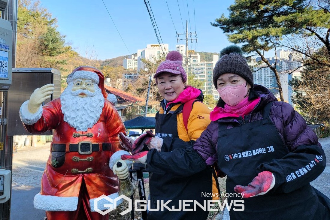 한국유방암환우총연합회 곽점순 회장과 지원봉사자들이 서울시 성북구 정릉3동에  거주하는 어려운 세대 소외 계층을 위해 '연탄 나눔' 봉사활동을 펼쳤다.