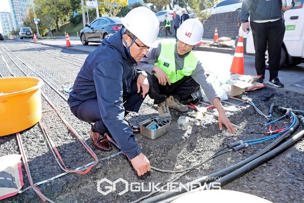 제주시는 대설 및 한파 등에 대비하기 위해 제설장비와 제설자재를 추가로 비축하는 등 현장 제설 대응능력을 강화하고, 도로 열선 3개소와 자동염수살포장치 1개소(첨단로)를 추가 설치한다.[사진=제주시청]