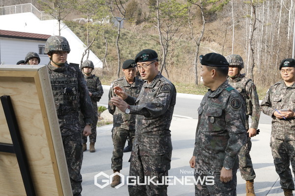 박안수 육군참모총장이 미사일전략사령부 예하부대를 방문하여 부대 및 작전현황에 대한 브리핑을 받고 있다.(사진제공.육군)