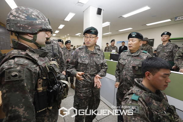 박안수 육군참모총장이 미사일전략사령부 예하부대를 방문하여 현장지도를 실시하고 있다.(사진제공.육군)
