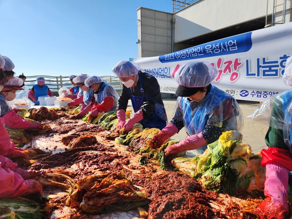 포항수협 임원들과 (사)한국여성어업인연합회 포항수협 분회 어업인들이 22일 송도활어위판장에서 취약계층에게 전달할 배추 김치를 담그고 있다. (사진 = 포항수협)