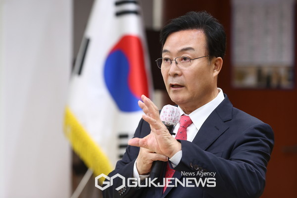 ▲ 김성제 의왕시장이 지난 22일 부곡동주민센터를 방문해 시정 현안을 설명하고 있다.[사진제공=의왕시]