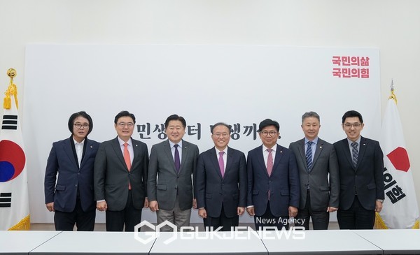 제주 국비확보단 공동단장인 오영훈 제주도지사와 김경학 제주도의회의장은 지난 20일에 이어 23일 국회를 방문해 제주지역 주요 현안 사업의 타당성과 필요성을 적극 설명하며, 주요 국가투자예산 건의사업의 정부예산 반영을 요청했다.[사진=제주도]