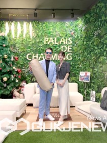 필리핀 유통회사 대표가 한국을 방문하여 사업피칭 후 선물을 증정했다(사진=미네브리스)