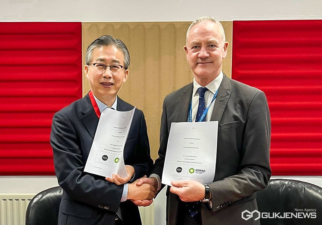 (제공=원자력환경공단) 방폐물관리 분야 MOU를 체결하는 조성돈 공단 이사장과 NDA David Peattie 이사장