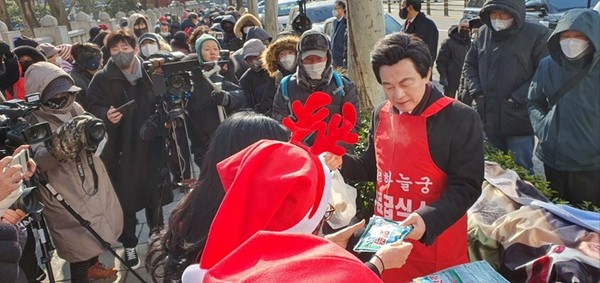 (사진제공=국가혁명당) 허경영의 국가혁명당명예대표가  종로 탑골공원옆 무료급식소에서 봉사하고 있다.