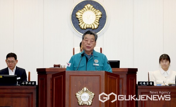 27일 충남 태안군의회 본회의장에서 열린 ‘제299회 태안군의회 제2차 정례회’에서 시정연설을 하고 있는 가세로 태안군수. (사진 = 태안군 제공)