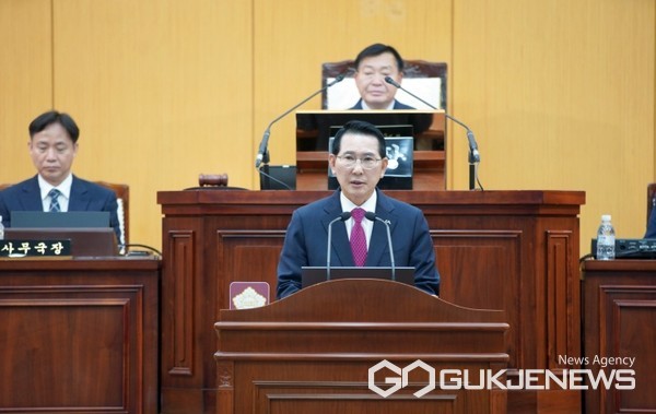 이완섭 충남 서산시장이 27일 서산시의회 본회의장에서 열린 제290회 서산시의회 제2차 정례회 시정연설에서 극세척도(克世拓道)의 자세로 내년도 시정을 이끌어 나가겠다고 밝혔다. 사진은 이날 시정연설 중인 이 시장. (서산시 제공)