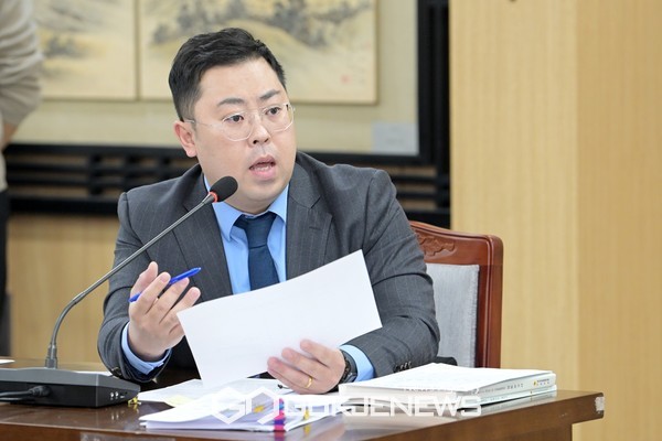 28일 열린 제주도의회 예산결산특별위원회에서 한동수 의원은 문화관광체육국 등을 대상으로 한 예산 심사에서 보조금 횡령과 성희롱, 폭행 등 비위행위를 저지른 체육인들이 제주도체육회 내 여러 체육직으로 재취업하는 사례를 지적했다.[사진=제주도의회]