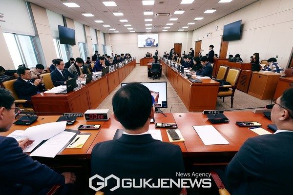 ▲30일 오전국회 국토교통위원회는 국회에서 전체회의 열어 '재건축초과이익 환수에 관한 법률' 개정안 등 법률안을 의결하고 있다. /사진=원명국 기자
