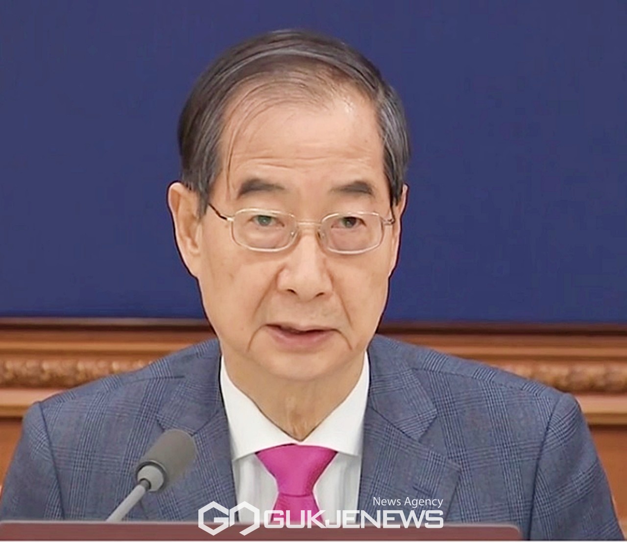 ▲한덕수 국무총리는 1일 오전 임시국무회의를 주재하며 노란봉투법과 방송3법과 관련해 모두발언을 하고 있다.(국무총리실)