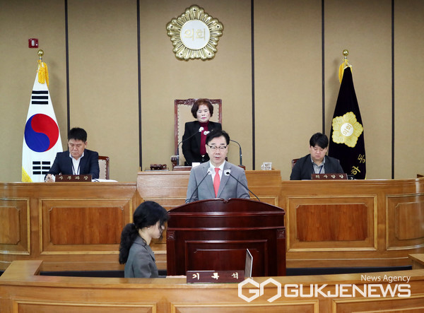 (사진제공=하동군)하승철 군수가 제327회 하동군의회 제1차 본회의에서 2024년 세입·세출 예산안 제출에 즈음한 시정연설을 하고 있다