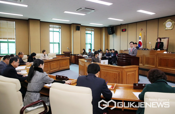 (사진제공=하동군)하승철 군수가 제327회 하동군의회 제1차 본회의에서 2024년 세입·세출 예산안 제출에 즈음한 시정연설을 하고 있다