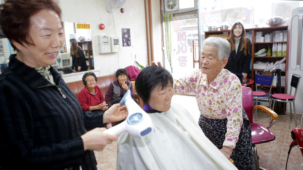                                           (사진=장수군)어르신이미용권지원사업1