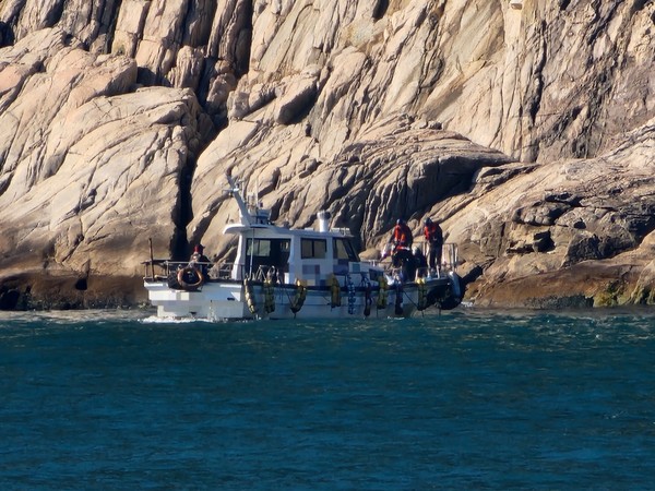 (사진제공=통영해경) 통영해양경찰서는 4일 오전 10시 23분께 거제시 장목면 외포항 인근 갯바위에서 응급환자를 이송했다.