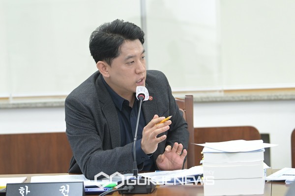 제주도의회 한권 의원이 4.3 역사 왜곡 행위에 대한 소송 비용 지원과 신고센터 설립을 위한 조례안을 대표 발의했다.[사진=제주도의회]