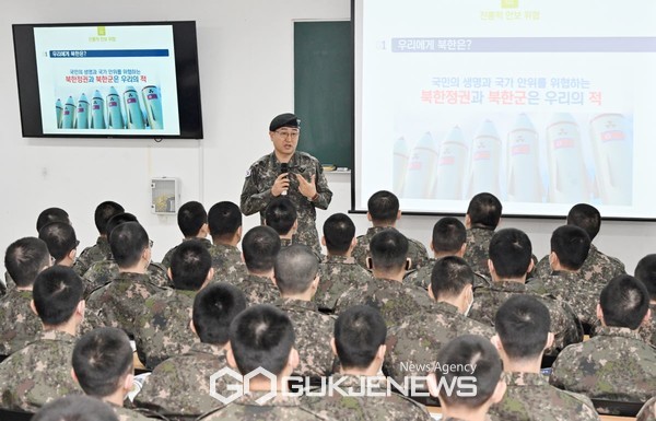 박안수 육군참모총장이 육군훈련소를 방문하여 훈련병들에게 ‘왜 군복을 입고 있는지, 우리의 적은 누구인지 명확히 알아야 한다’고 강조하고 있다.(사진제공.육군)