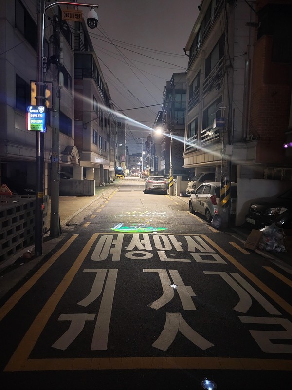 석촌동(한솔병원 정류장~백제고분로37가길 16) 여성안전귀갓길에 정비된 안내표지판과 노면표지(사진자료=송파구청)