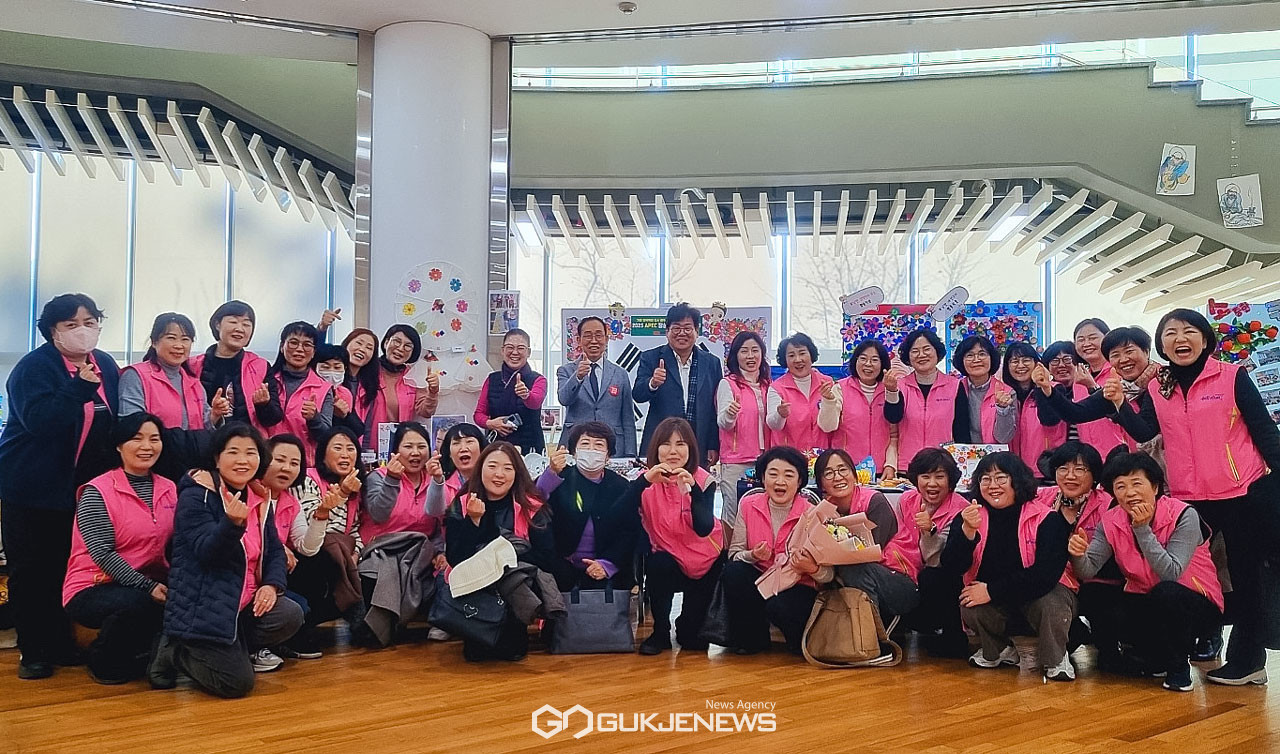 (제공=경주시) 2023년 경로당 행복선생님 사업 평가 대상을 수상한 행복선생님들과 구승회 노인회장