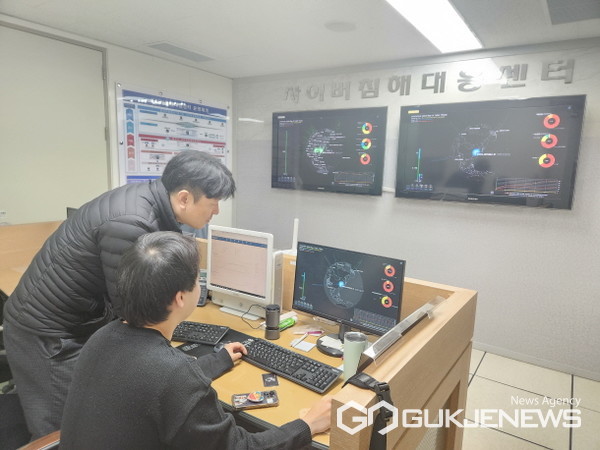 시 관계자가 전산실 내 사이버침해대응센터에서 행정정보시스템과 침해대응 시설을 점검하고 있다(사진=용인시)
