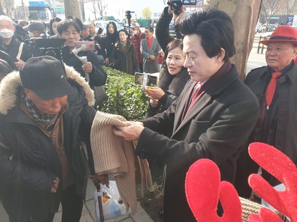 (사진제공=하늘궁)허경영과 봉사회원, 한 땀, 한 땀 뜨개질한 목도리와 도시락 무료급식