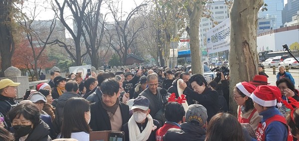 (사진제공=하늘궁)허경영과 봉사회원, 한 땀, 한 땀 뜨개질한 목도리와 도시락 무료급식