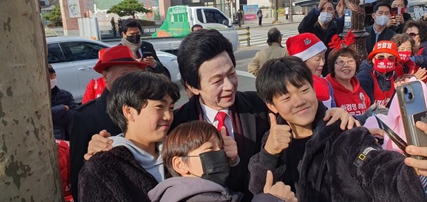 (사진제공=하늘궁)허경영과 봉사회원, 한 땀, 한 땀 뜨개질한 목도리와 도시락 무료급식