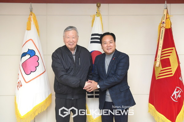 ▲ 이권재 오산시장이 지난 6일 부영그룹 본사를 방문해 (舊)계성제지 부지 활용에 관한 추진계획을 논의했다.[사진제공=오산시]