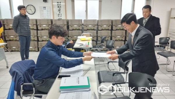 (사진제공/박용호 애비후보자 사무실) 박용호 제22대 국회의원 예비후보자가 에비등록을 하고있다.