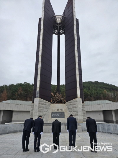 (사진제공/박용호 애비후보자 사무실) 박용호 제22대 국회의원 예비후보가 밀양 충혼탑에서 참배를 하고있다.