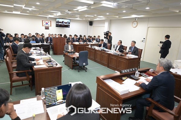 제주도의회 행정자치위원회(위원장 강철남)는 12일 제423회 임시회 회의에서 제주도가 제출한 '재단법인 제주4·3평화재단 설립 및 출연 등에 관한 조례 전부개정조례안'을 상정하고, 수정 의결했다.[사진=제주도의회]
