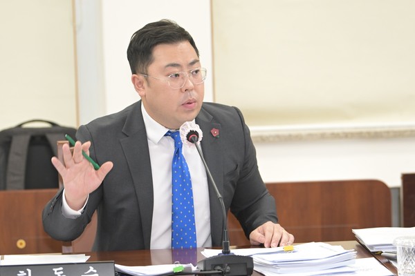 한동수 의원(더불어민주당·이도2동을)은 기관장을 상근으로 하는 다른 출자·출연기관 등과 비교하며 4·3평화재단 이사장을 상근 및 도지사 임명 체계로 전환하려는지에 대해 의문을 제기했다.[사진=제주도의회]
