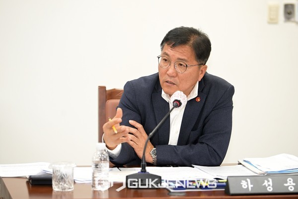 하성용 의원(더불어민주당·안덕면)도 이번 조례 개정과 관련 4·3평화재단이 어떤 문제가 있어 조례를 개정하게 된 것"이냐는 의문을 제기했다. [사진=제주도의회]