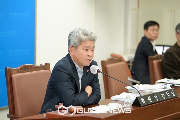 강철남 위원장(더불어민주당·연동을)은 "4·3평화재단의 상황을 지켜보면서 너무나 안타깝다는 생각"이라면서 "저를 포함한 우리 위원회는 매우 숙고해 상정했다"고 밝혔다.[사진=제주도의회]