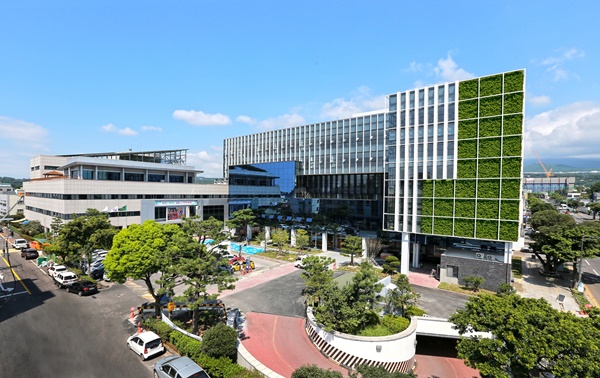 서귀포시는 에너지 복지와 노후 에너지 시설 환경을 개선하기 위해 올해 8억1800만원을 들여 취약계층을 대상으로 각종 에너지 복지사업을 추진하는데 행정력을 집중하고 있다.[사진=서귀포시청 전경]