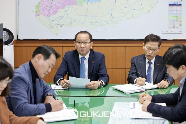 강병삼 제주시장이 13일 오전 12월 둘째주 주간간부회의를 주재하고 "최근 더위가 추위가 오락가락하는 변덕스러운 날씨에 대응하기 위해 예상치 못한 폭우나 폭설 등 온도 차로 발생할 수 있는 도로와 시설물들을 선제적으로 점검해 교통 안전을 확보 할 것"을 당부했다.[사진=제주시청]