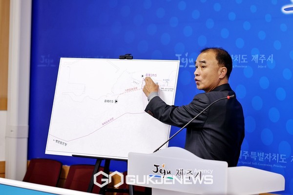 김성철 제주시 도시계획국장은 14일 오전 시청 기자실에서 브리핑을 열고 화북상업지역 도시개발사업 기간이 지연될 것으로 예상돼 사업 기간을 2025년 10월까지 ‘1년 10개월 더’ 연장을 검토하고 있다고 밝혔다.[사진=제주시]