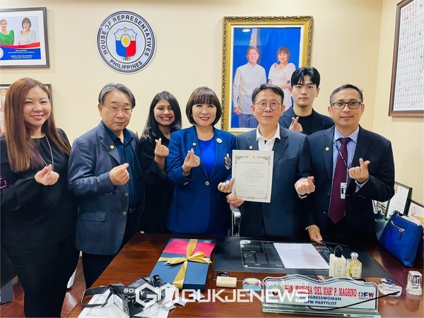필리핀 하원의회, 선플운동 동참 (왼쪽 네번째부터) Marissa ‘Del Mar’ Magsino하원의원, 민병철 선플재단 이사장 , 일곱번째 Romulo Victor ISRAEL, JR 주한필리핀대사관 총영사 [사진제공=선플재단]