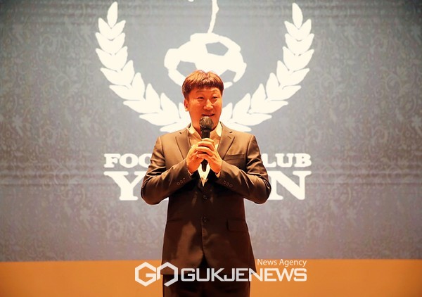 예산중축구선수단 권민근 감독이 15일 15일 스플리스 리솜에서 ‘2023 졸업생 송년회 겸 신입생 환영회’에서 인사말을 하고 있다(사진=김병용 기자)