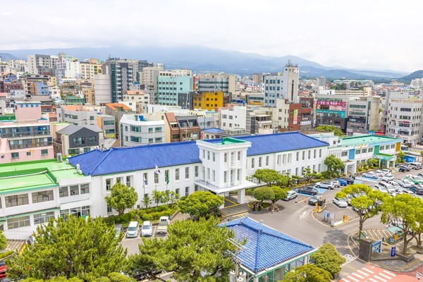 주시는 코로나19와 인플루엔자 등 호흡기 감염병의 동시유행 대비와 고위험군의 중증·사망 최소화를 위해 코로나19 백신 예방접종을 적극 독려하고 있다.[사진=제주시청사[