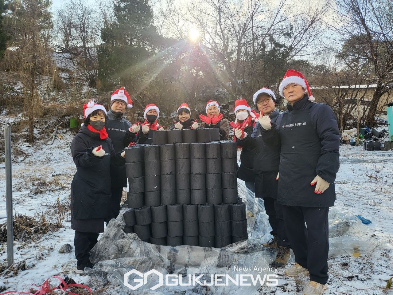 이애향 씨테크놀로지(주) 대표는 지난17일 서울시 성북구 정릉3동에 거주하는 소외 계층을 대상으로 사랑의 연탄 나눔 활동을 펼쳤다.