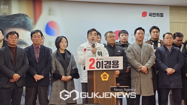 이경용 예비후보는 경선을 치를 경쟁자인 고기철 예비후보에 대해 "그 분도 훌륭하다. 그렇지만 년간 제주도의원을 지내면서 서귀포시민과 함께 울고 웃었던, 서귀포시의 지역현안을 누구보다 잘 아는 제가 조금 더 낫지 않겠느냐. 같이 간다면 더 좋을 것"이라고 말했다.[사진=문서현 기자]