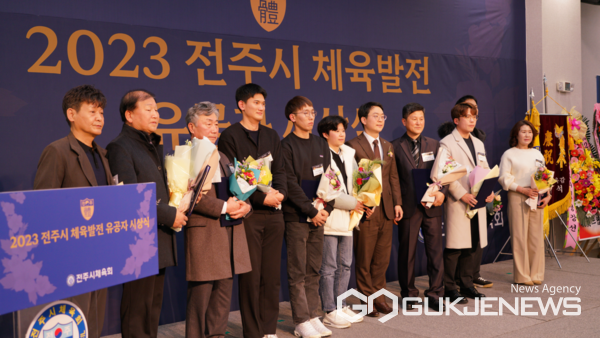 박지원 전주시체육회장과 표창수여자들 / 사진=김영재 기자