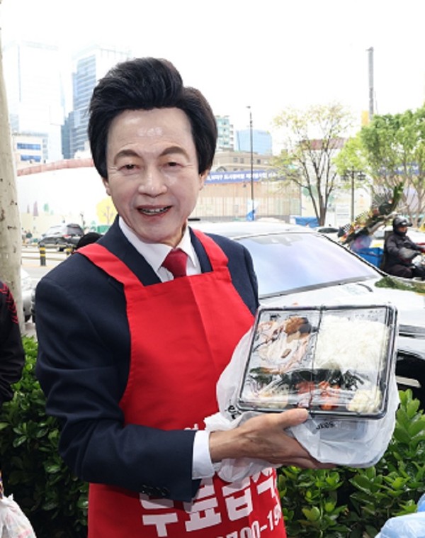 허경영 국가혁명당 명예대표가 탑골공원에서 도시락을 나눠주고 있다.(국제뉴스DB)