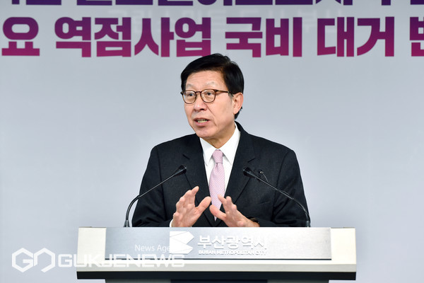 박형준 시장이 지난 21일 오후, 시청 기자회견장에서 내년 국비 확보 성과에 대해 설명하고 '글로벌 허브도시 부산의 원년'으로 만들 것이라고 했다/제공=부산시