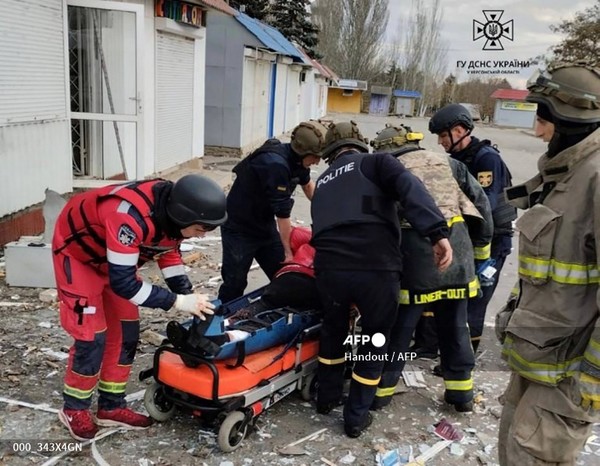 (위 사진은 기사 내용과 무관함) 2023년 11월 16일 우크라이나 긴급구조대가 촬영하여 공개한 이 유인물 사진은 헤르손 근처 빌로제르카에서 러시아군의 포격으로 사망한 지역 주민의 시신을 구조대원들이 운반하는 모습이 담겨있다. 사진제공/AFP통신